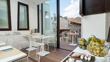 Desayuno a la carta (EUR 16 por persona)