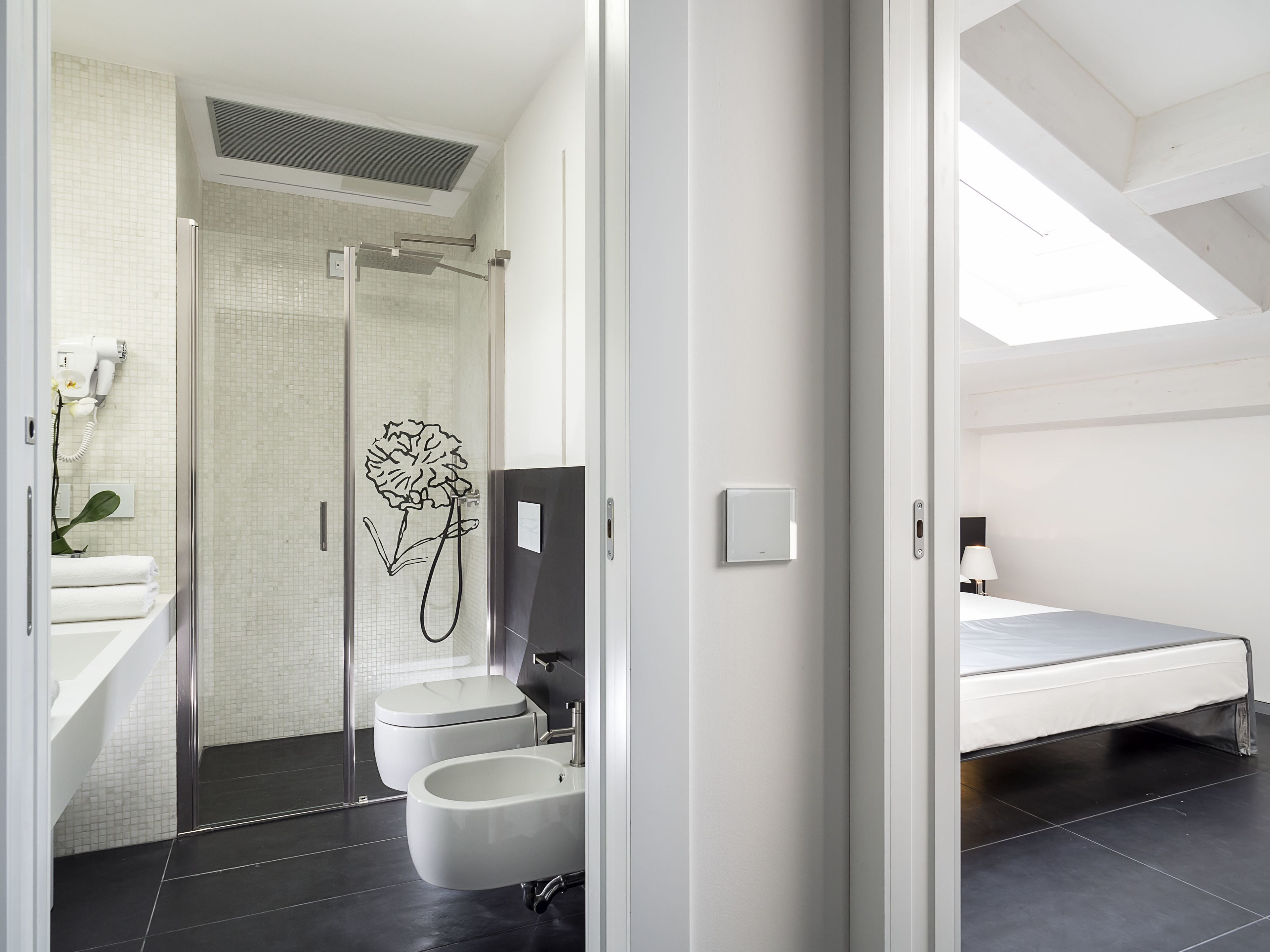 1 bedroom, premium bedding, down duvets, minibar