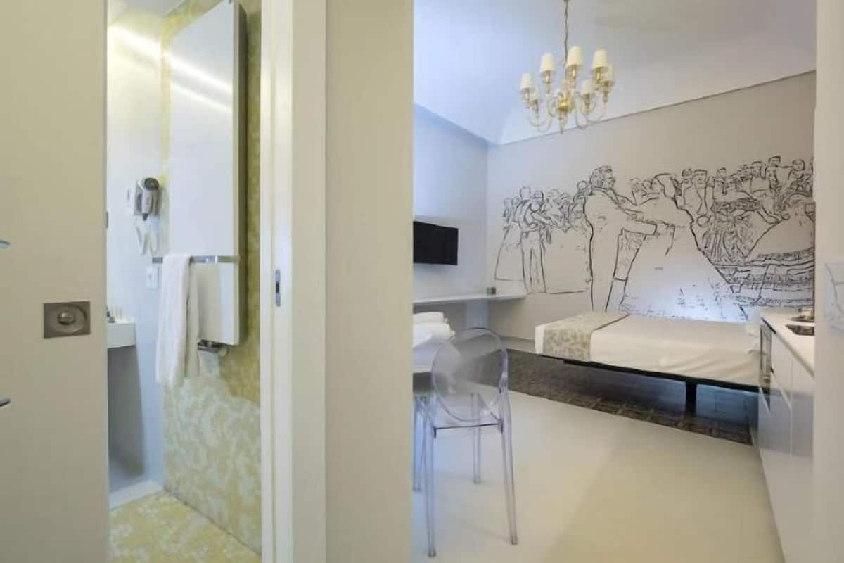 1 bedroom, premium bedding, down duvets, minibar