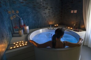 SPA Suite | Bathroom | Shower, free toiletries, hair dryer, slippers