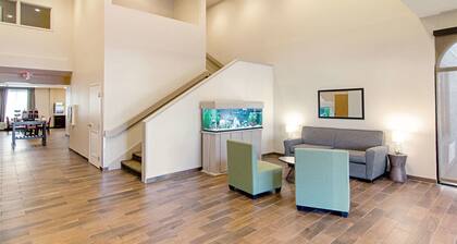 Quality Inn & Suites Near Tanger Outlet Mall