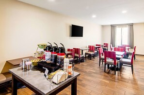 Breakfast area - Quality Inn & Suites Near Tanger Outlet Mall (Gonzales)