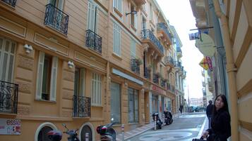 Vista frontal de la propiedad