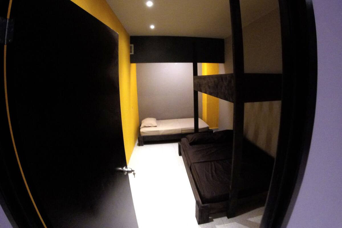 Chambre quadruple Prestige, salle de bains commune | Coffre-fort, accès au Wi-Fi (inclus)