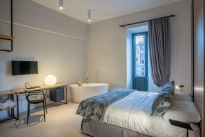 Minibar, safe på rommet, skrivebord og blendingsgardiner
