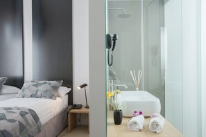 Minibar, caja de seguridad en la habitación y escritorio 