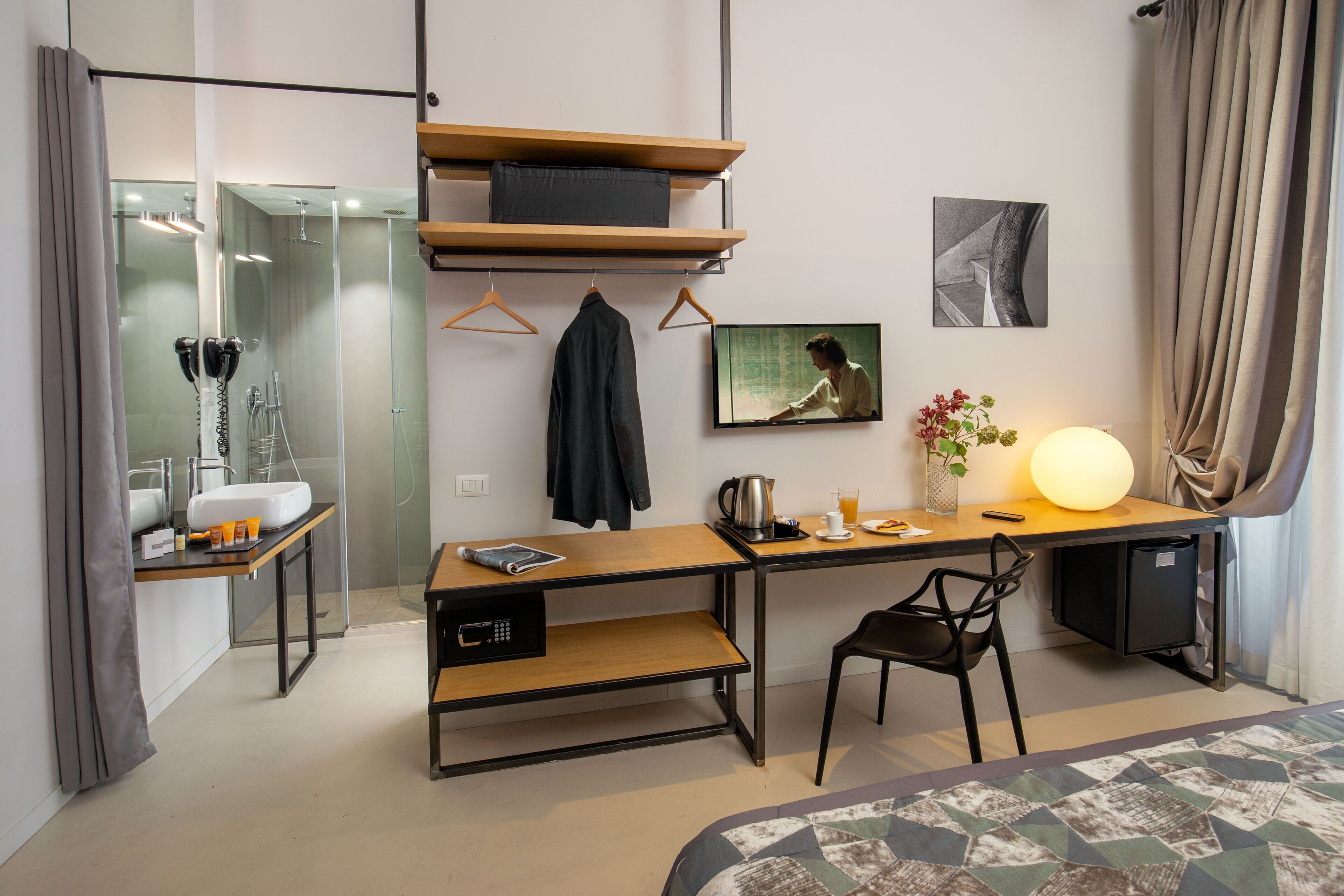 standard room | minibar, in-room safe, desk, blackout curtains