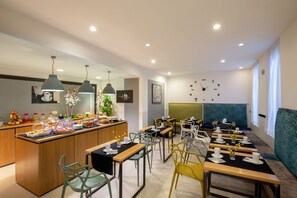 Petit déjeuner buffet (8.00 EUR par personne)