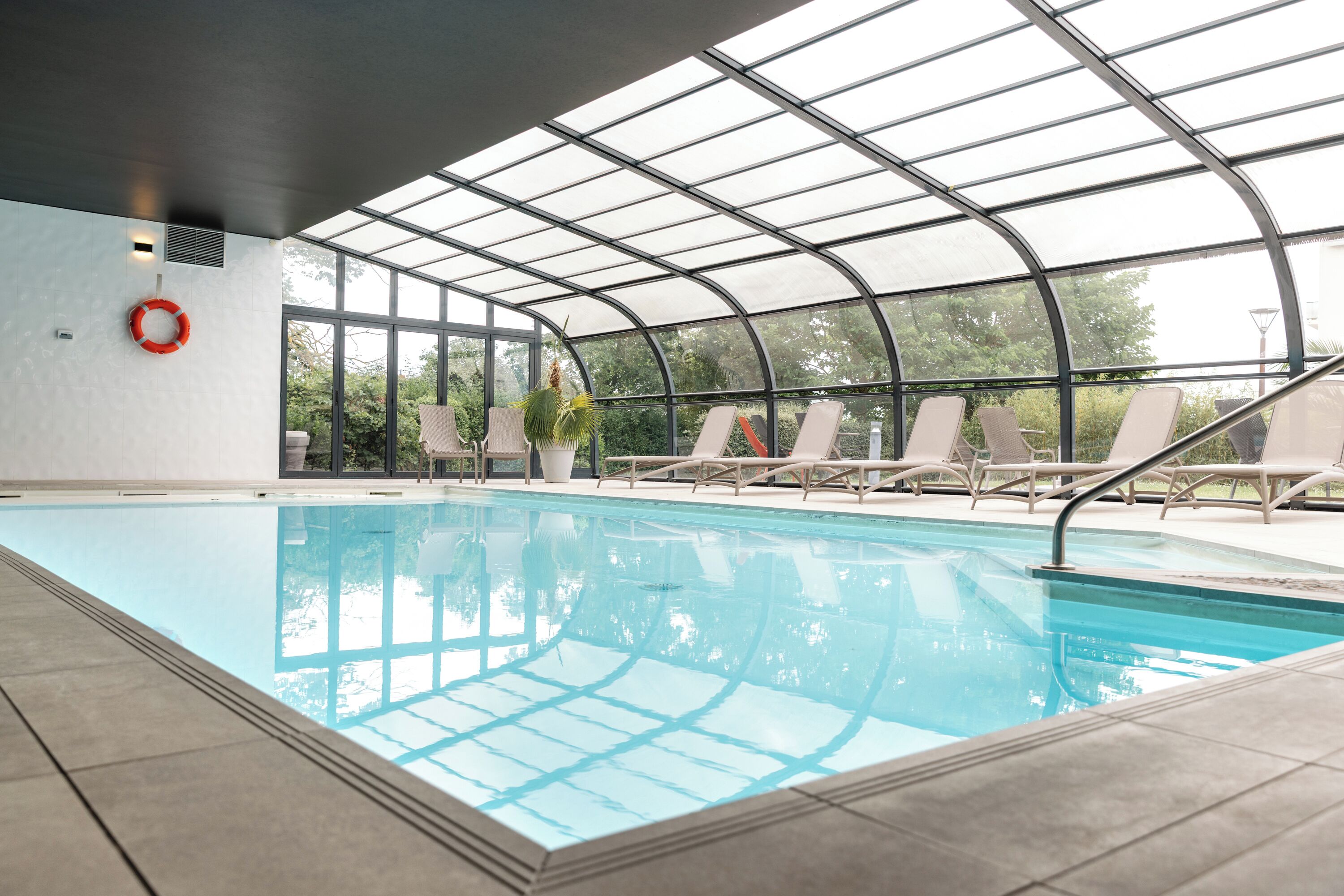 Piscine couverte, cabanons gratuits, chaises longues