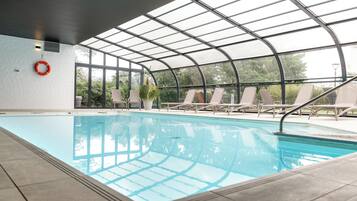 Piscine couverte, cabanons gratuits, chaises longues