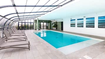 Una piscina cubierta (de 10:00 a 20:00), cabañas de piscina gratuitas