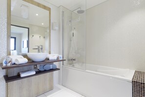 Een regendouche, milieuvriendelijke toiletartikelen, een haardroger