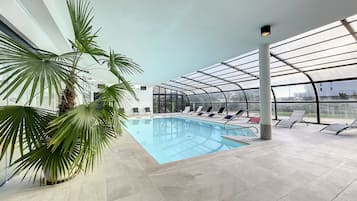 Piscine couverte, cabanons gratuits, chaises longues