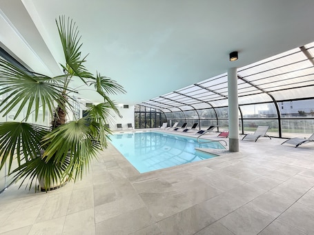 Una piscina techada, camas de piscina gratis