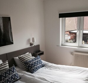 Cunas, camas extra, wifi gratis y ropa de cama