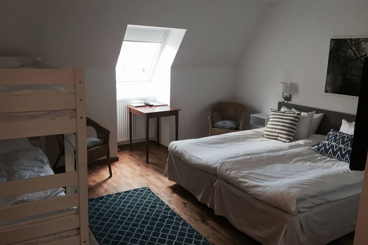 Habitación familiar, baño privado | Cunas, camas extra, wifi gratis y ropa de cama