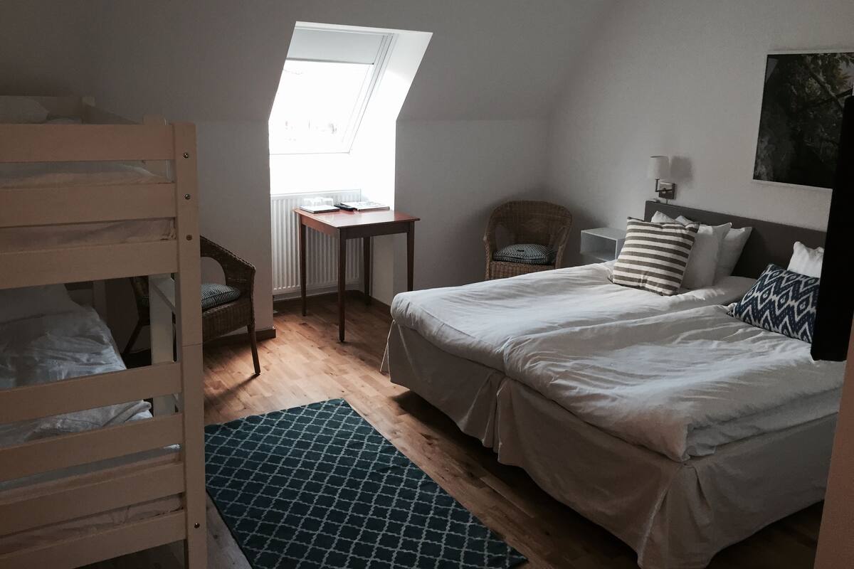 Habitación familiar, baño privado | Cunas, camas extra, wifi gratis y ropa de cama