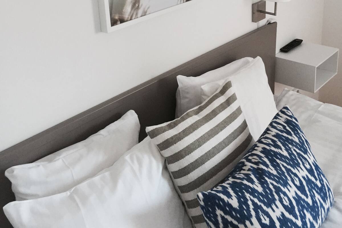 Habitación doble superior, 2 camas individuales, baño privado | Cunas, camas extra, wifi gratis y ropa de cama