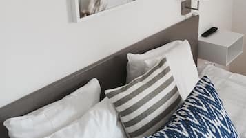 Habitación doble superior, 2 camas individuales, baño privado | Cunas, camas extra, wifi gratis y ropa de cama