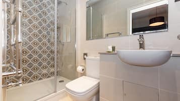 Double Room - Category 'Very Good' | Bathroom | Free toiletries, hair dryer, towels