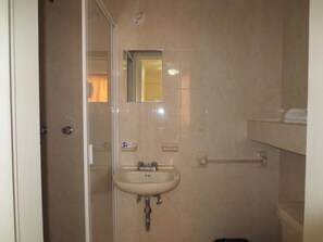 Shower, free toiletries - Hotel Posada Diamante (Querétaro)