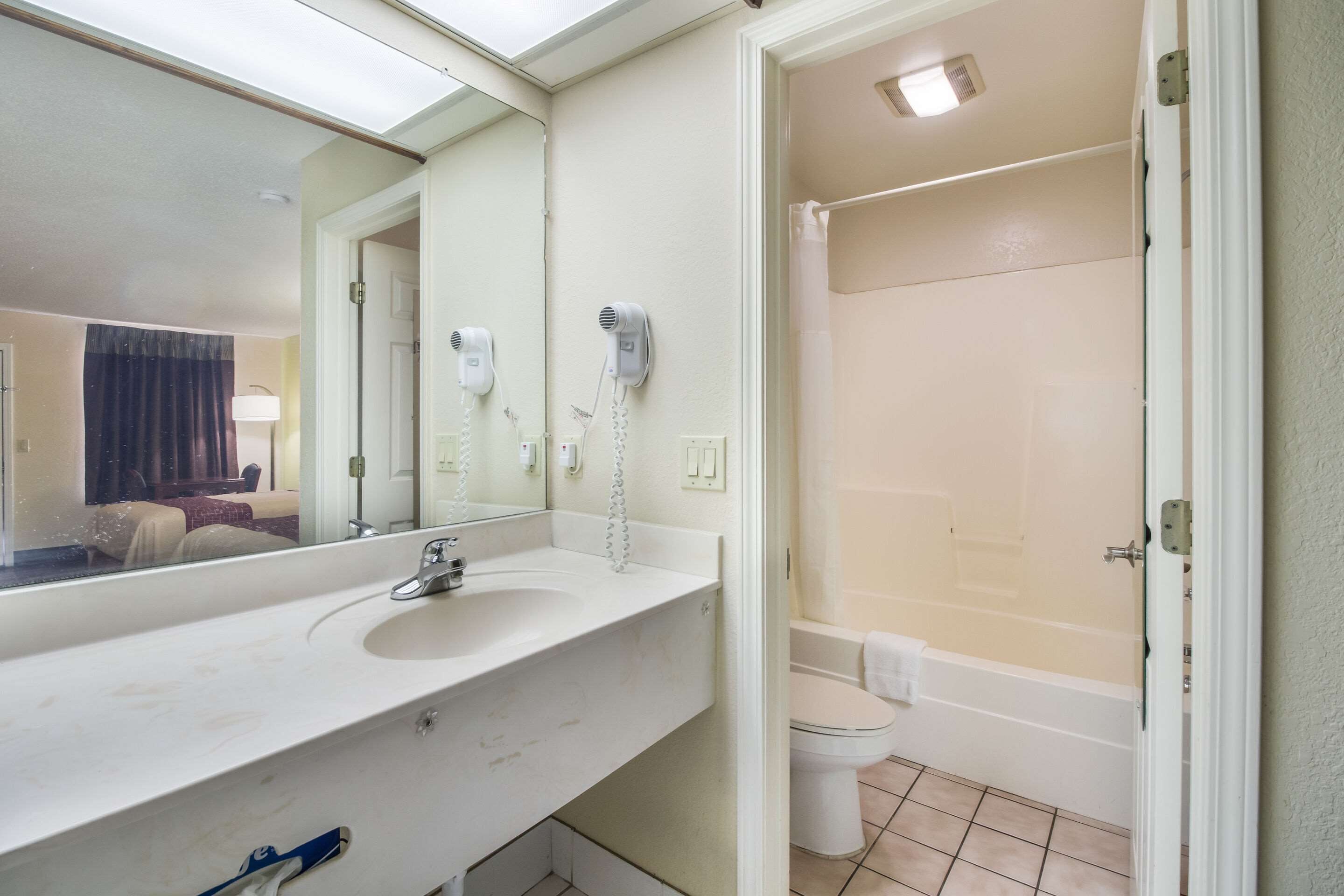 Duschwanne, Komfortbadewanne, kostenlose Toilettenartikel, Handtücher