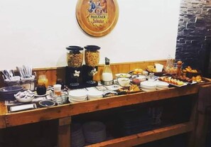 Petit déjeuner buffet servi tous les jours en supplément