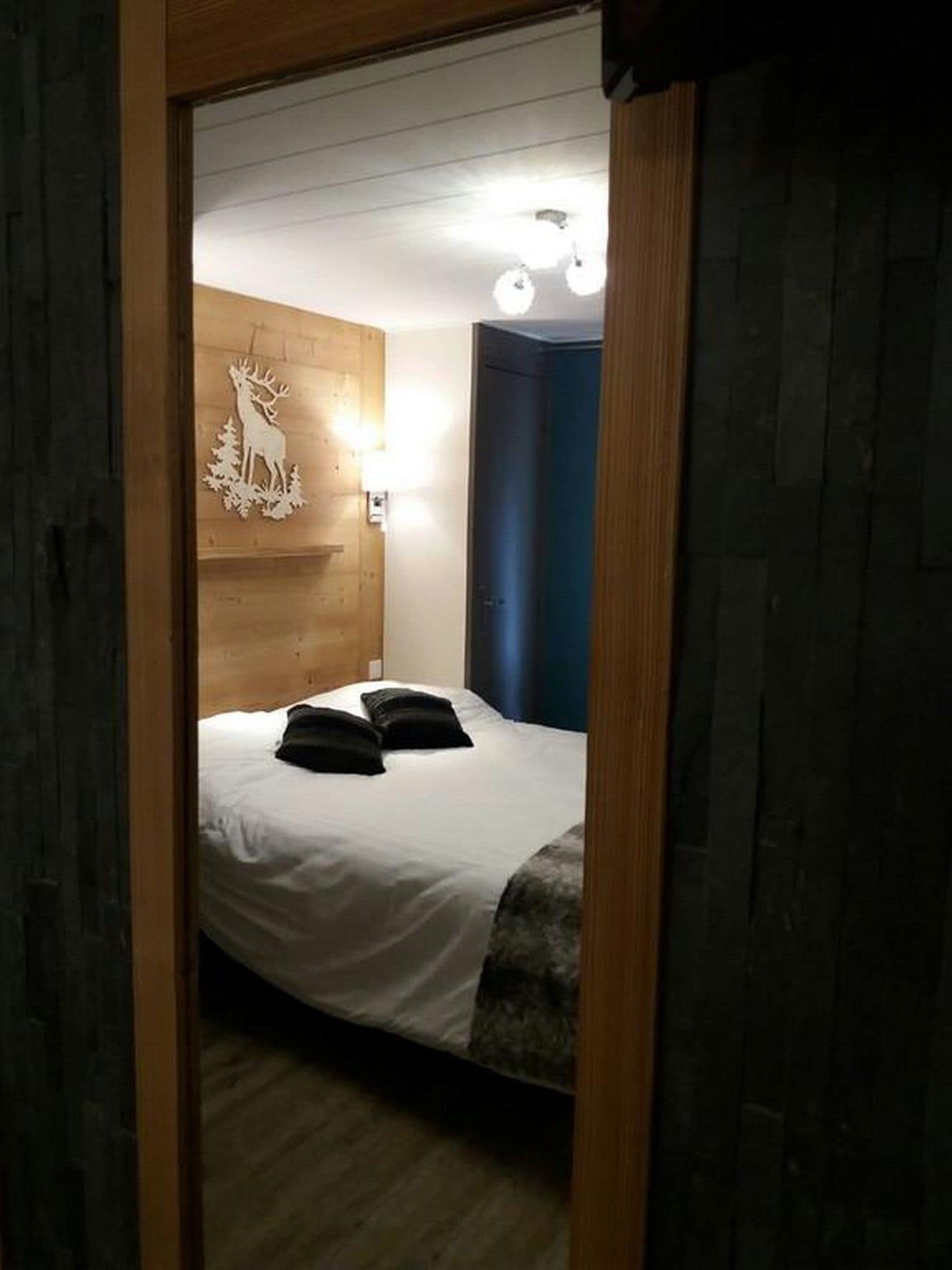 suite | desk, soundproofing, free wifi, bed sheets