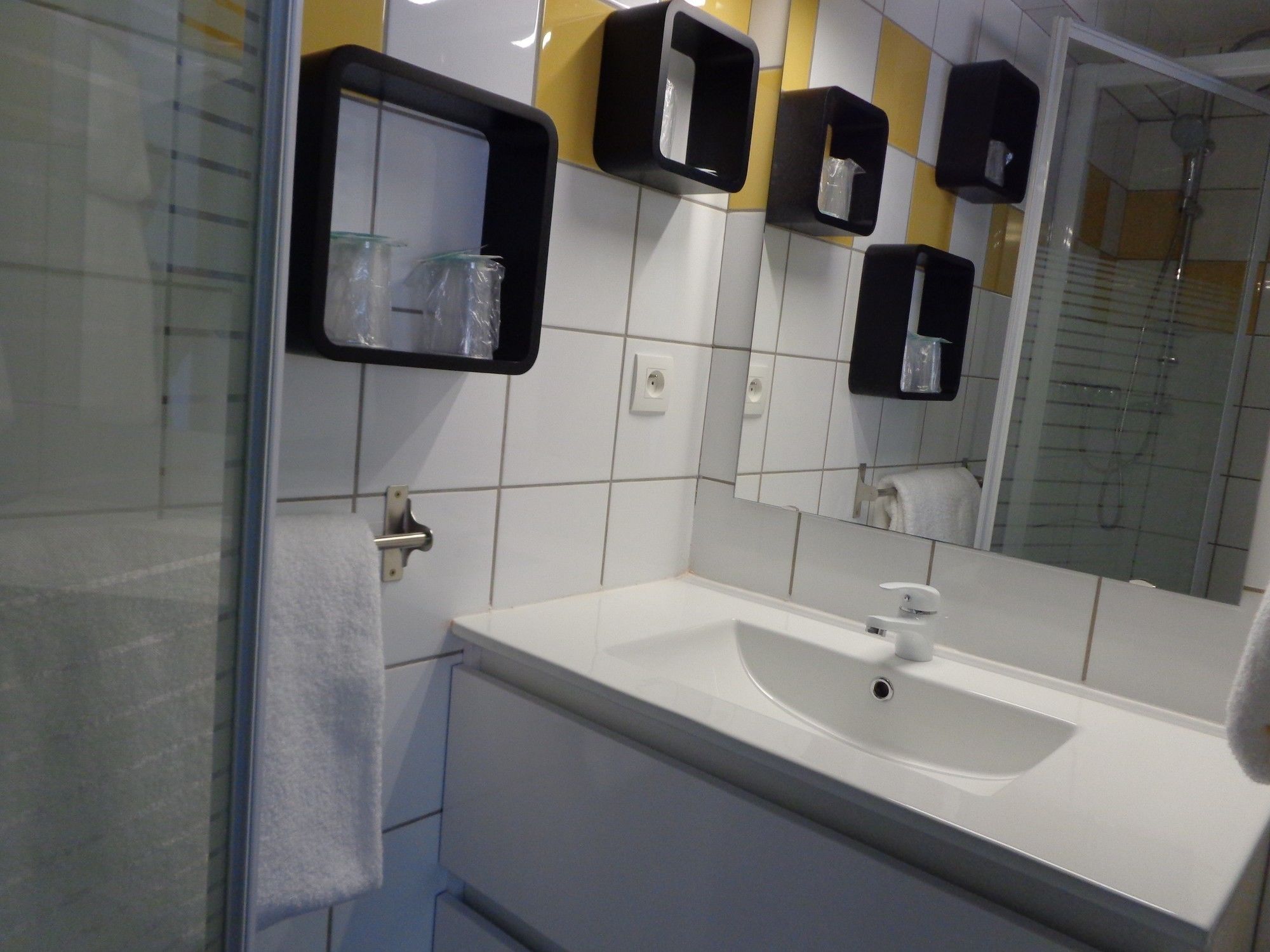 suite | bathroom | shower, free toiletries, hair dryer, towels