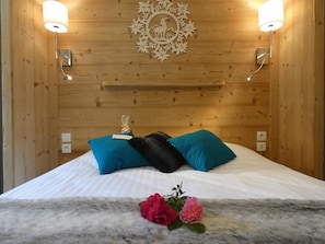 Escritorio, sistema de insonorización, wifi gratis y ropa de cama