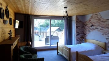 Desk, soundproofing, free WiFi, bed sheets