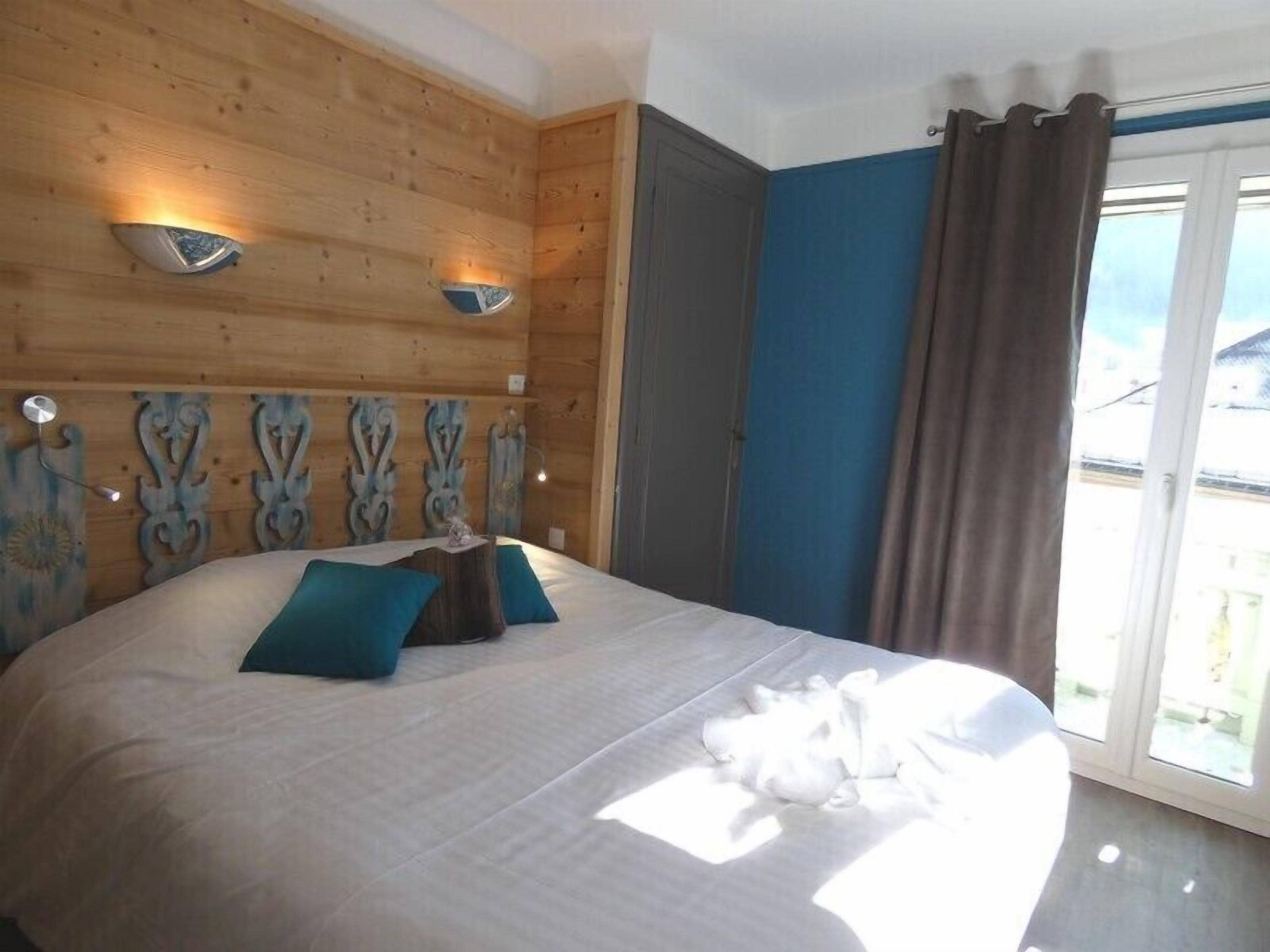 Desk, soundproofing, free WiFi, bed sheets