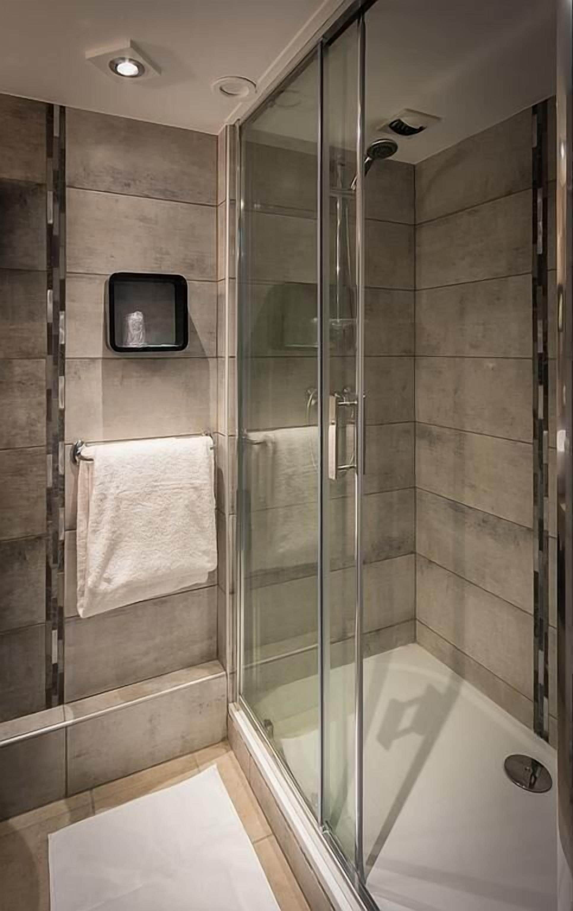 Quarto casal conforto | Escrivaninha, quartos à prova de som, Wi-Fi de cortesia, roupa de cama
