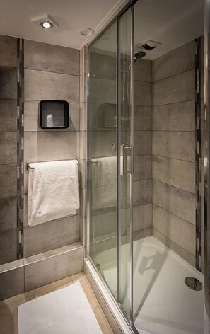 Comfort Double Room | Desk, soundproofing, free WiFi, bed sheets - Hotel du Midi (Thones)