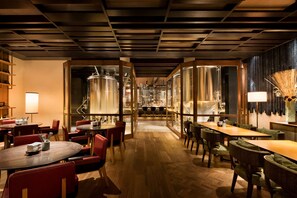 2 間餐廳；供應早餐、午餐和晚餐