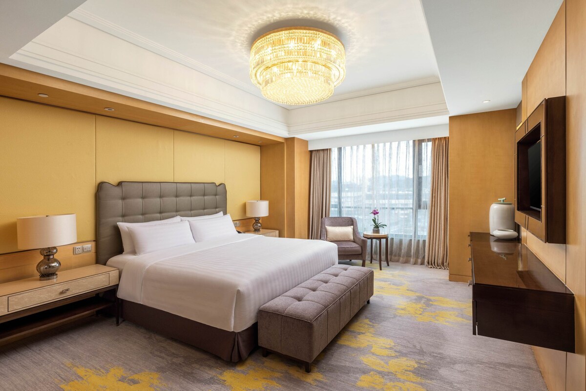 Executive Suite King Room | Hypo-allergenic bedding, down duvets, minibar, in-room safe