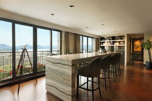 2 間餐廳；供應早餐、午餐和晚餐