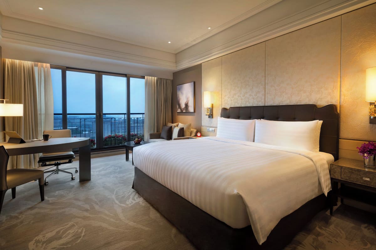 Hypo-allergenic bedding, down duvets, minibar, in-room safe