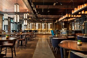2 restaurants; breakfast, lunch and dinner served 