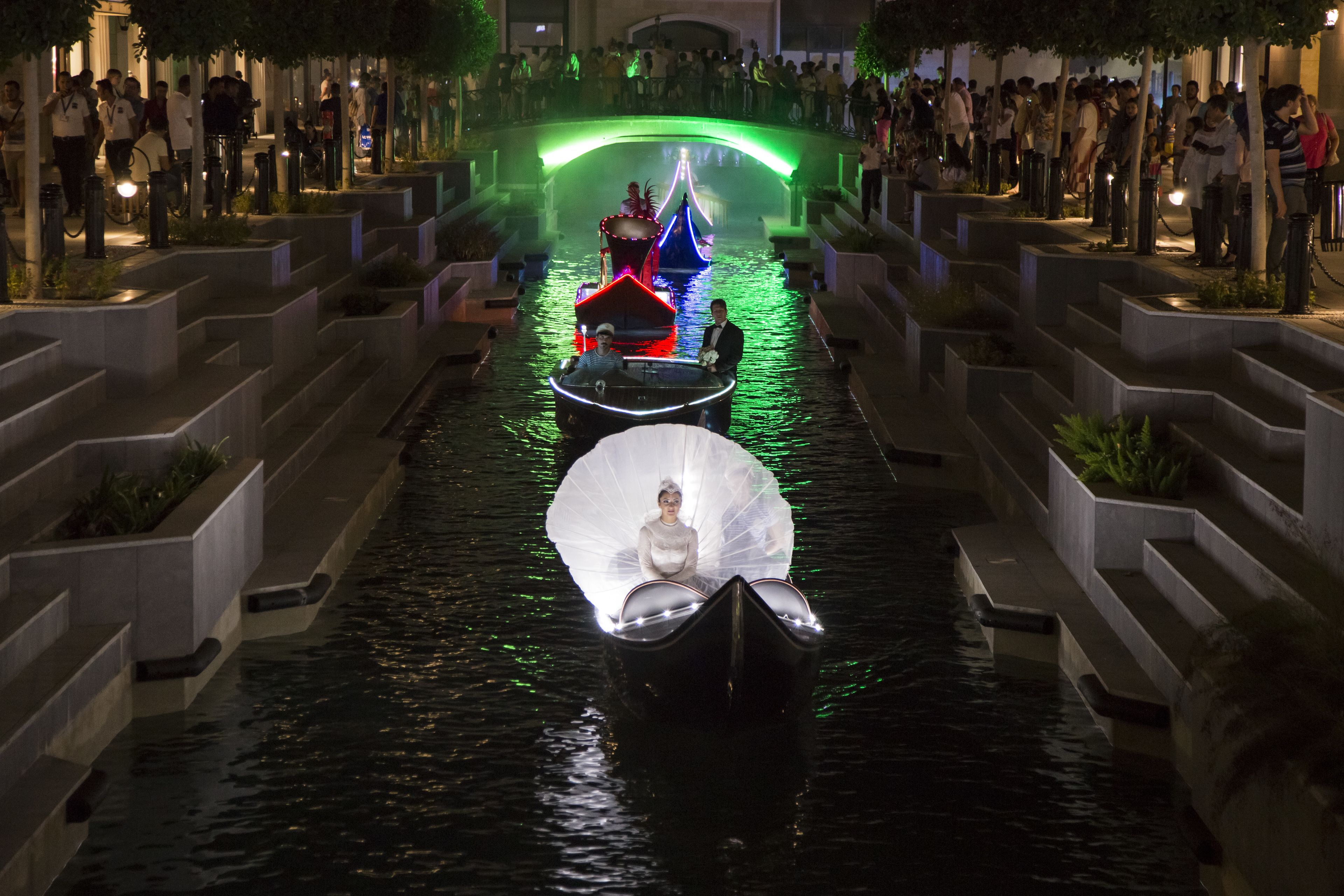 Un canal con barcos y una multitud de gente.