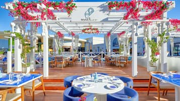 8 restaurants, breakfast served