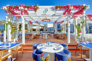 8 restaurants, breakfast served