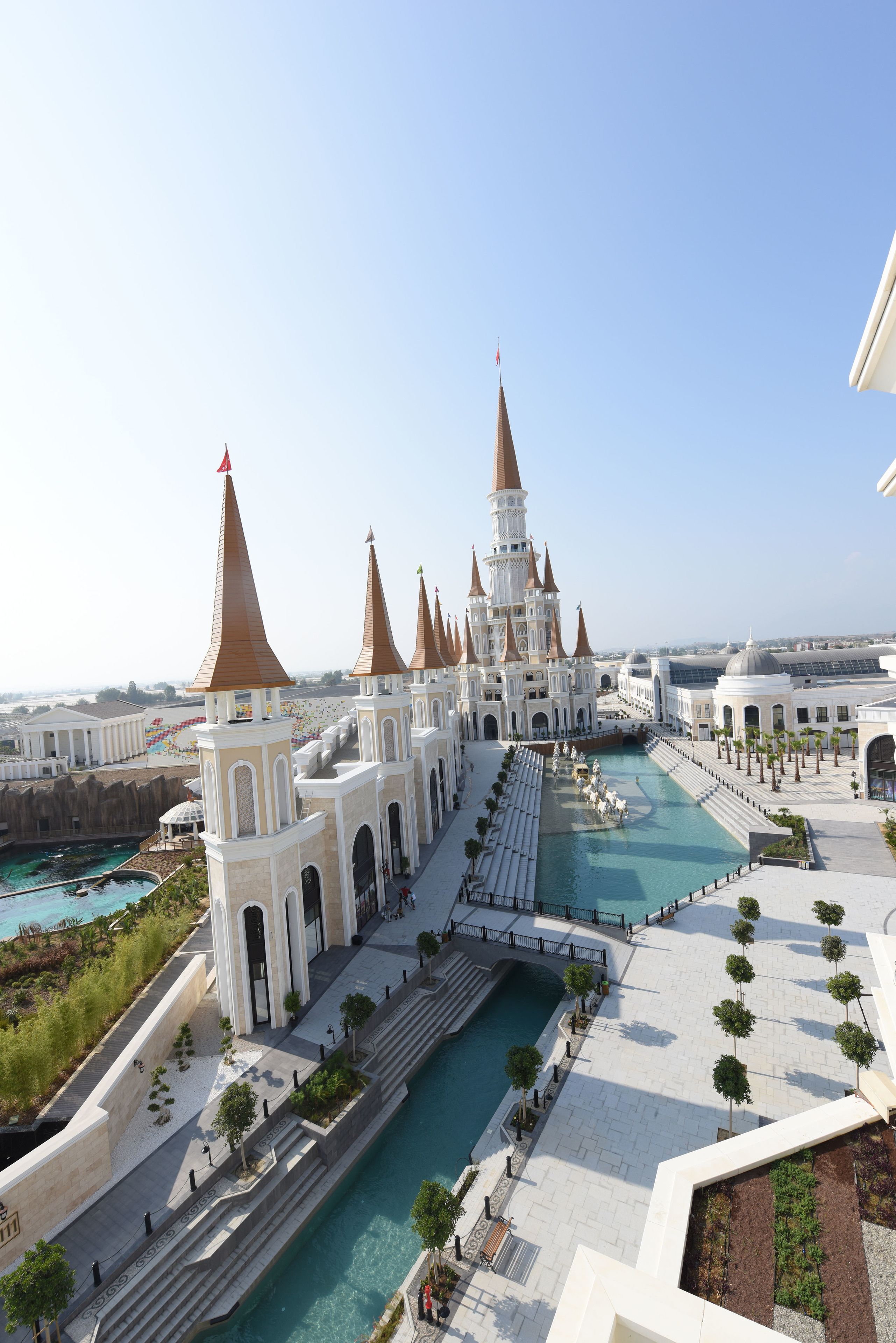 Un grand hôtel doté de plusieurs tours, d’une cour intérieure et d’une piscine.