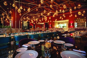 8 restaurants, breakfast served