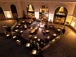 8 restaurants, breakfast served