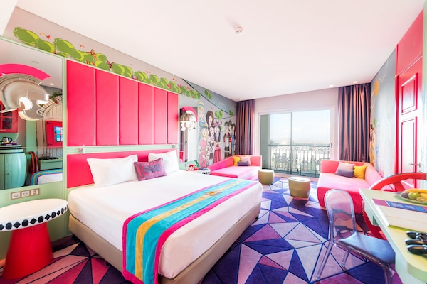 Artículos del minibar gratis y caja de seguridad en la habitación