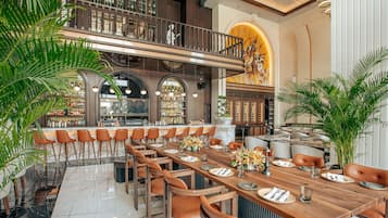 8 restaurantes, se sirve desayuno