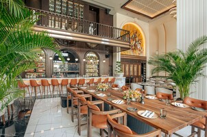 8 restaurants, breakfast served