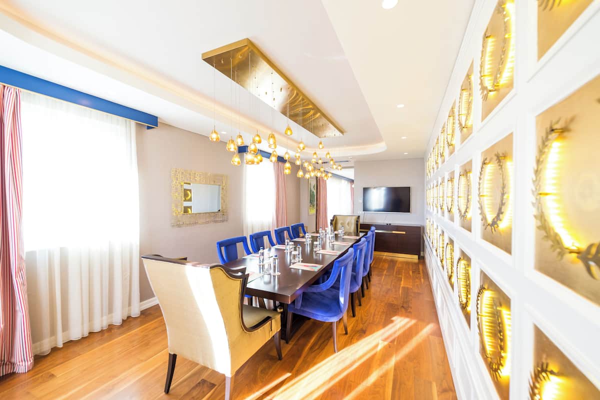 Phòng Suite, 1 giường cỡ king (Kingdom) | Minibar với thức ăn, đồ uống miễn phí, két bảo mật tại phòng, bàn 