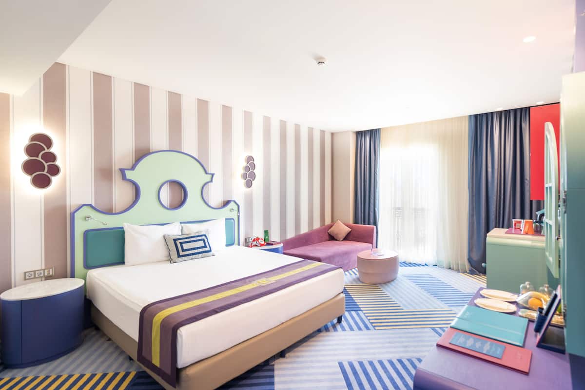 Junior-Suite, 1 King-Bett | Minibar (mit einigen kostenlosen Artikeln), Zimmersafe, Schreibtisch